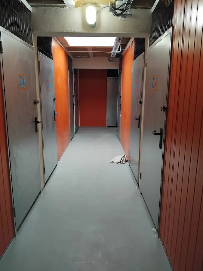 Allée desservant les box de stockage